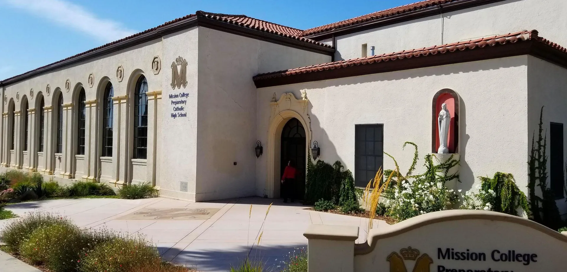 L'edificio in stile spagnolo con archi e tetto in tegole nel campus della Mission College Preparatory Catholic High School.