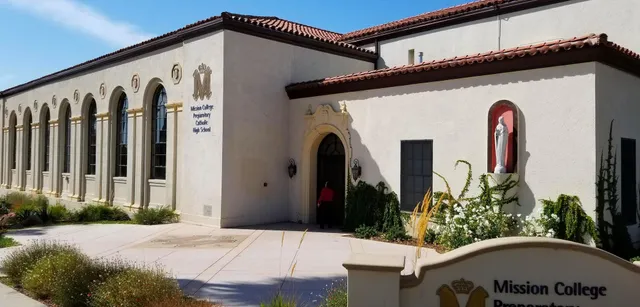 L'edificio in stile spagnolo con archi e tetto in tegole nel campus della Mission College Preparatory Catholic High School.