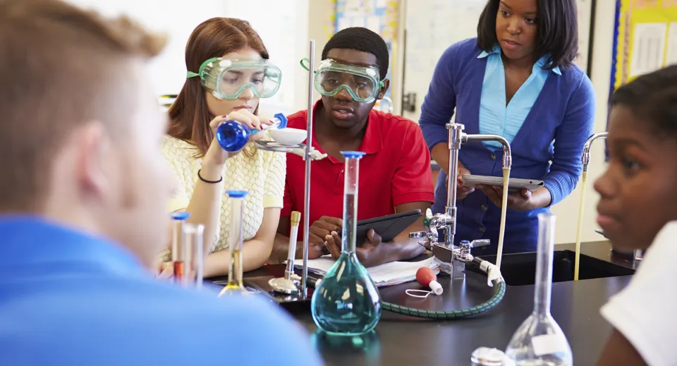 Un gruppo di studenti lavora insieme a un progetto scientifico nel laboratorio del Moyne College.