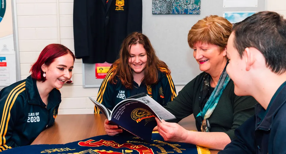 Le studentesse della Murray Bridge High School chiacchierano nello spogliatoio sportivo.