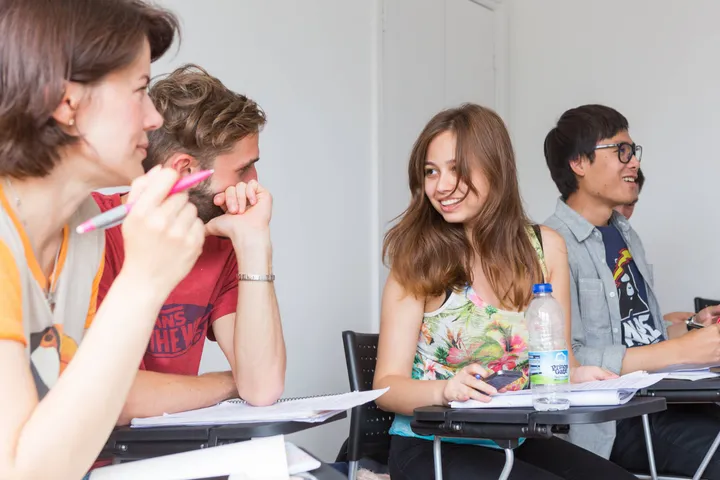 Schülerinnen lachen im Englischunterricht bei BLC International