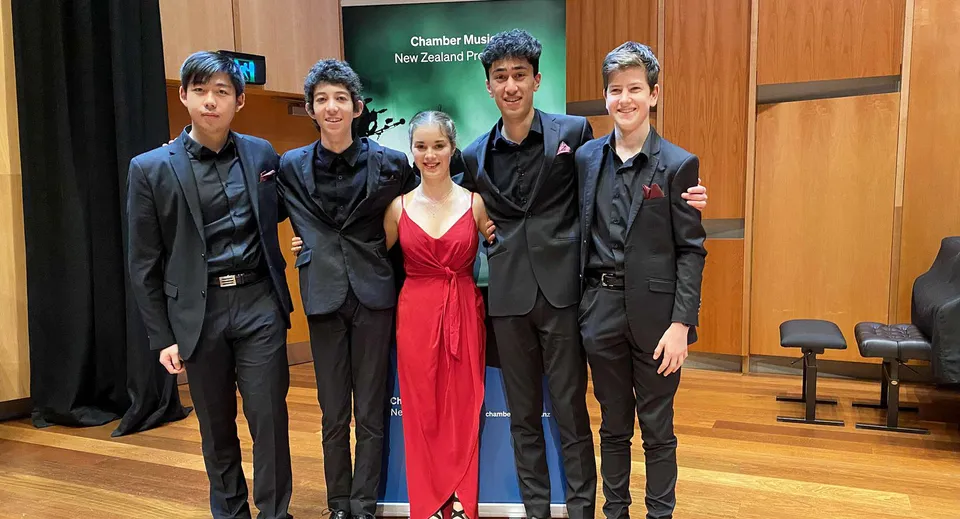 Un gruppo di studenti della Burnside High School in abiti formali a un evento scolastico.