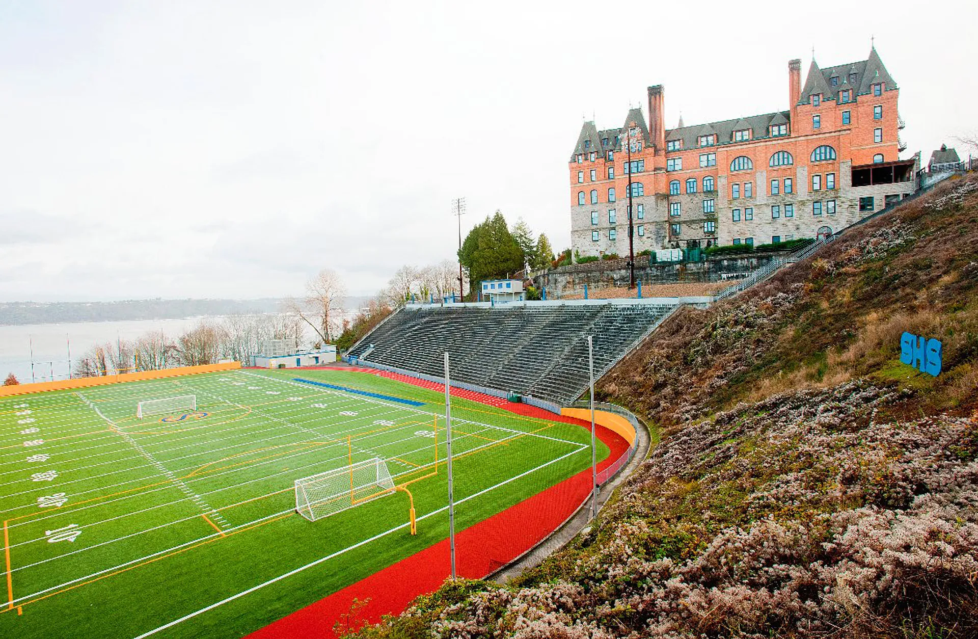 Il colorato campo sportivo con una porta da calcio e un paesaggio collinare sullo sfondo, nel campus delle Tacoma Public Schools.
