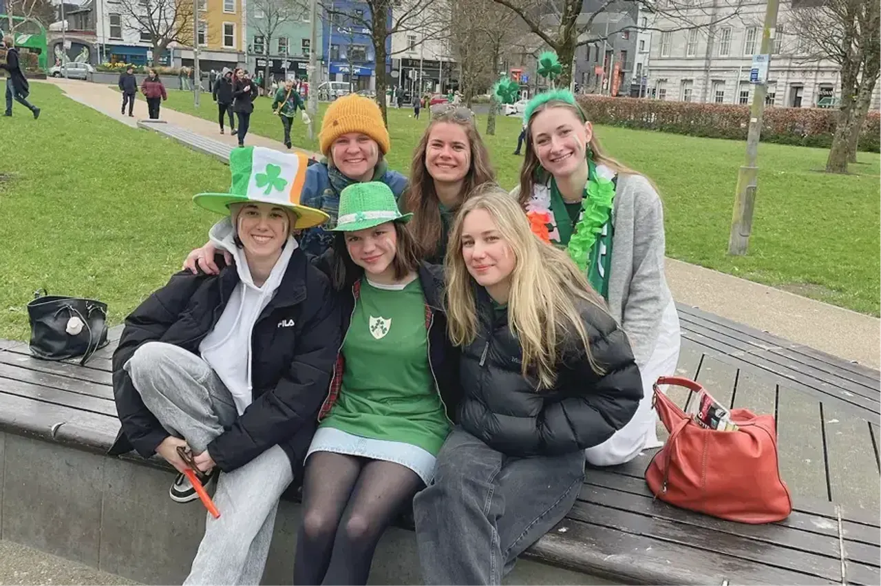 Gruppo di ragazze vestite di verde per il Saint Patrick's Day in un parco in Irlanda