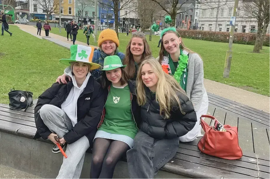 Gruppo di ragazze vestite di verde per il Saint Patrick's Day in un parco in Irlanda