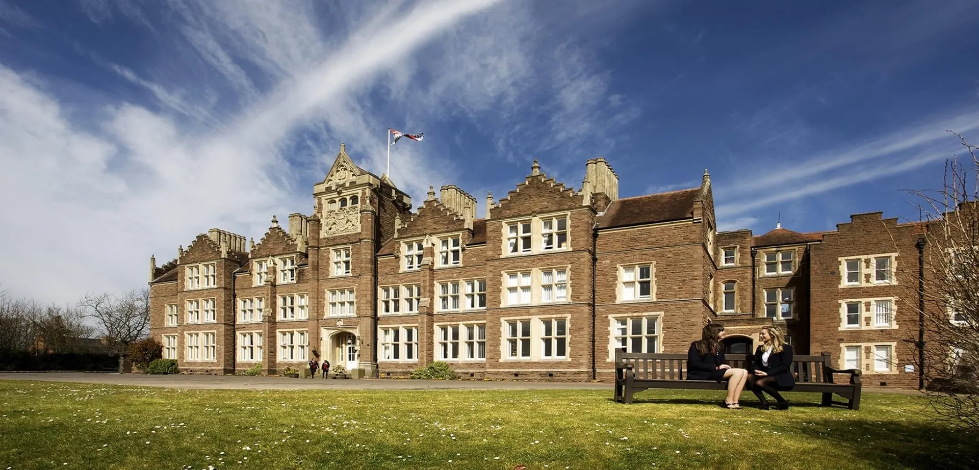 L'edificio storico della St. James’ School si erge su un prato sotto un cielo blu.