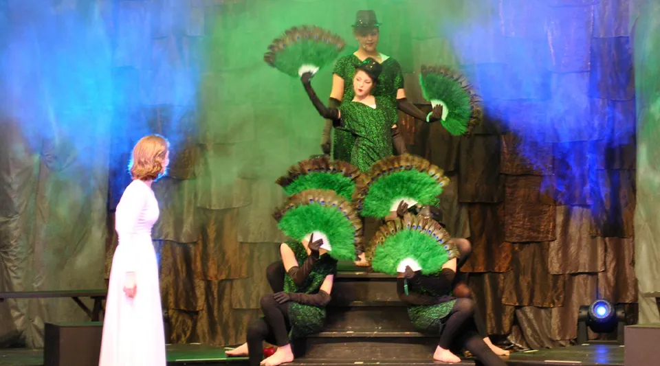 Studenti della Linden Hall mettono in scena uno spettacolo teatrale con costumi variopinti su un palcoscenico fantastico.