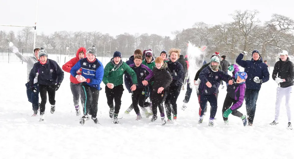 Studenti del Clongowes Wood College fanno sci di fondo su un sentiero boschivo innevato.