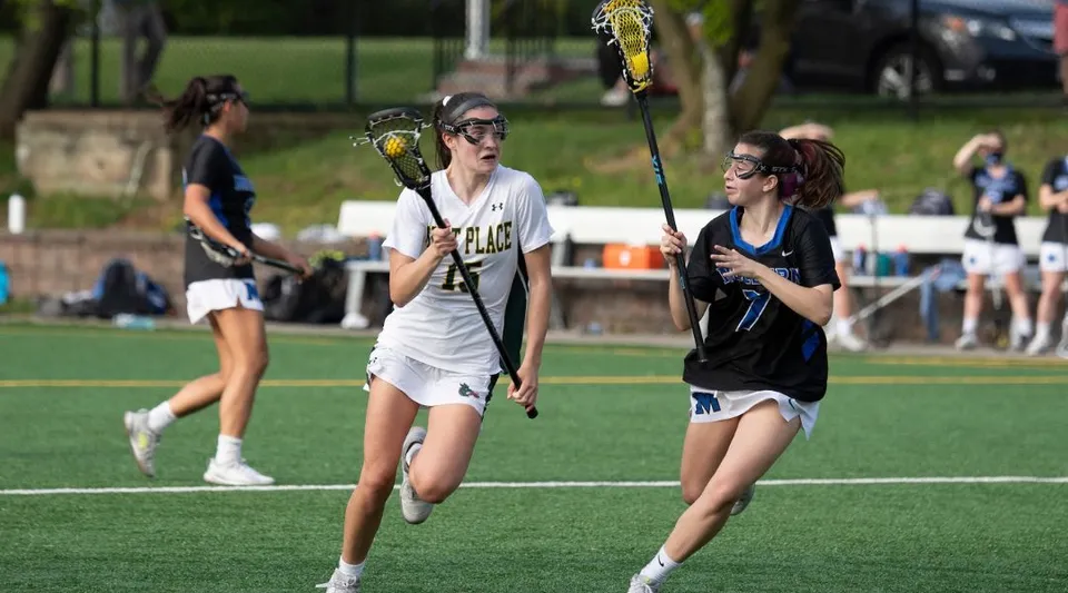 Due giocatrici della Kent Place School si affrontano sul campo in una partita di lacrosse.