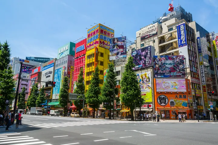 Bunte Häuserfassaden und Kreuzung im Elektronikviertel Akihabara