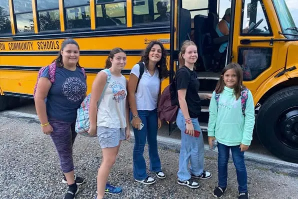 María, cogiendo el school bus