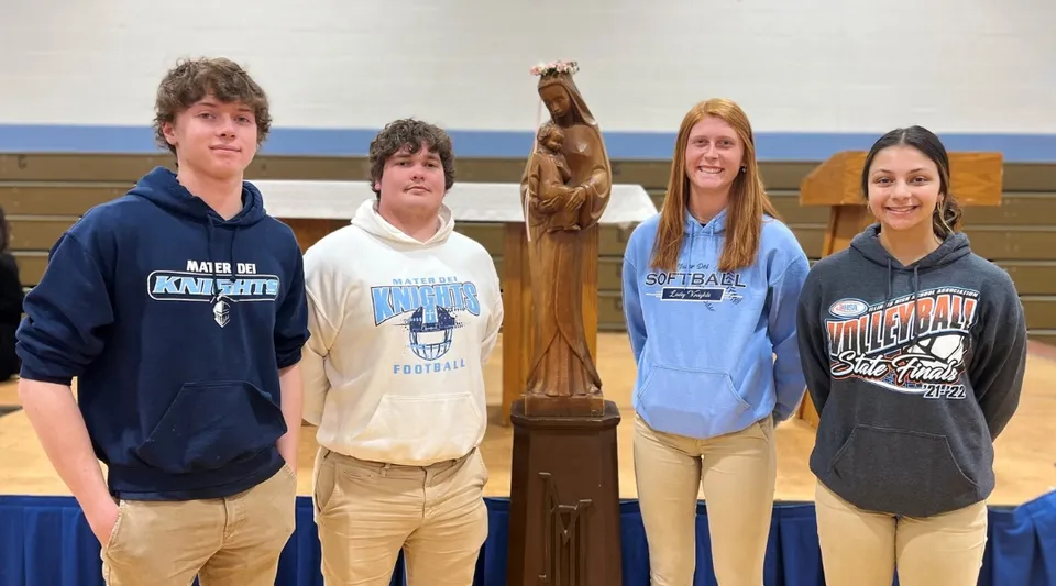 Un gruppo di cinque studenti si trova nella palestra della Mater Dei Catholic High School.