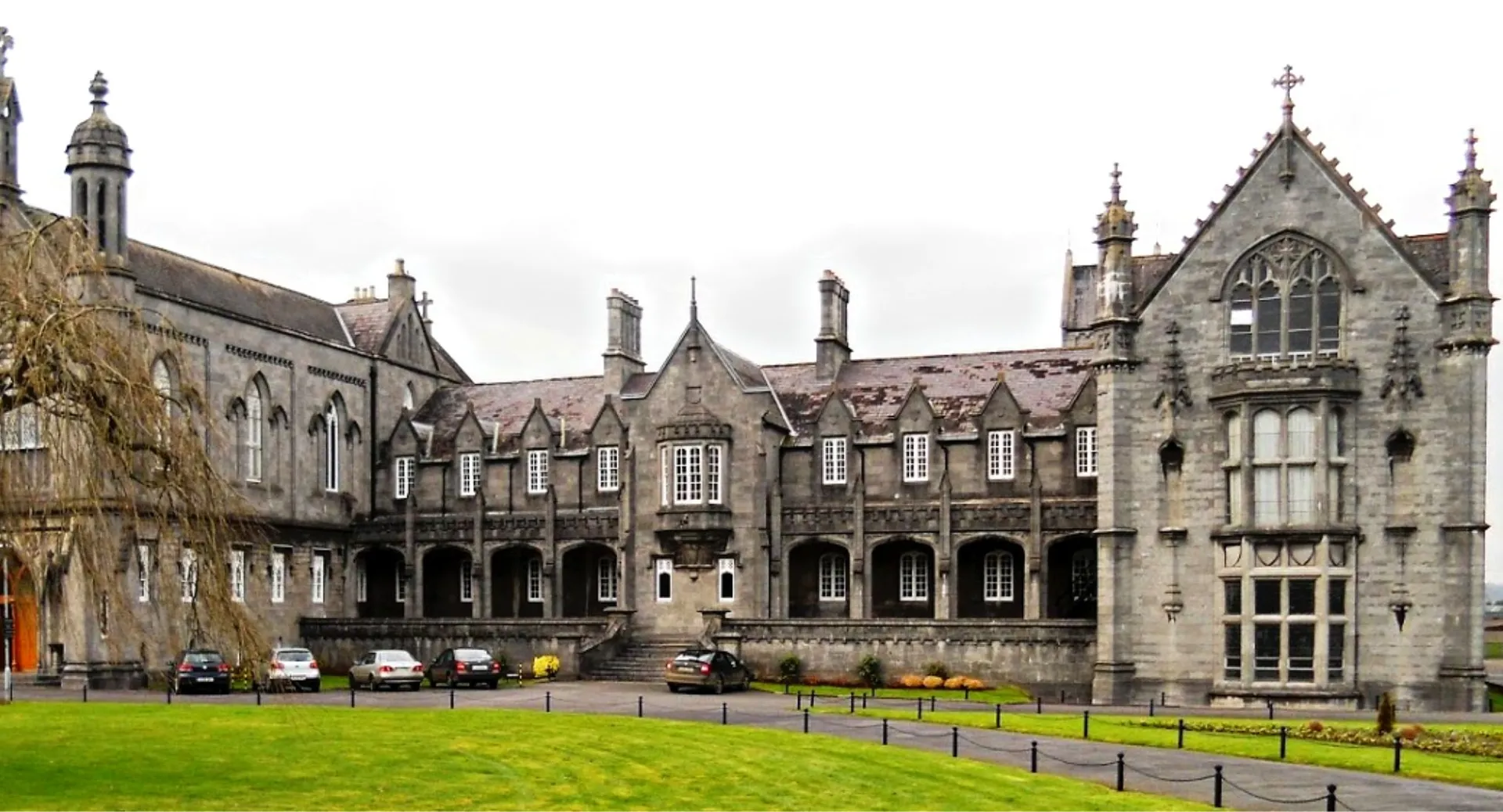 L'edificio dall'aspetto medievale con torri decorate nel campus del St. Kieran’s College è circondato da un cortile erboso.
