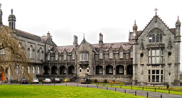 L'edificio dall'aspetto medievale con torri decorate nel campus del St. Kieran’s College è circondato da un cortile erboso.