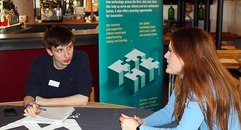 Due persone conversano in un bar sul campus del Weymouth College.