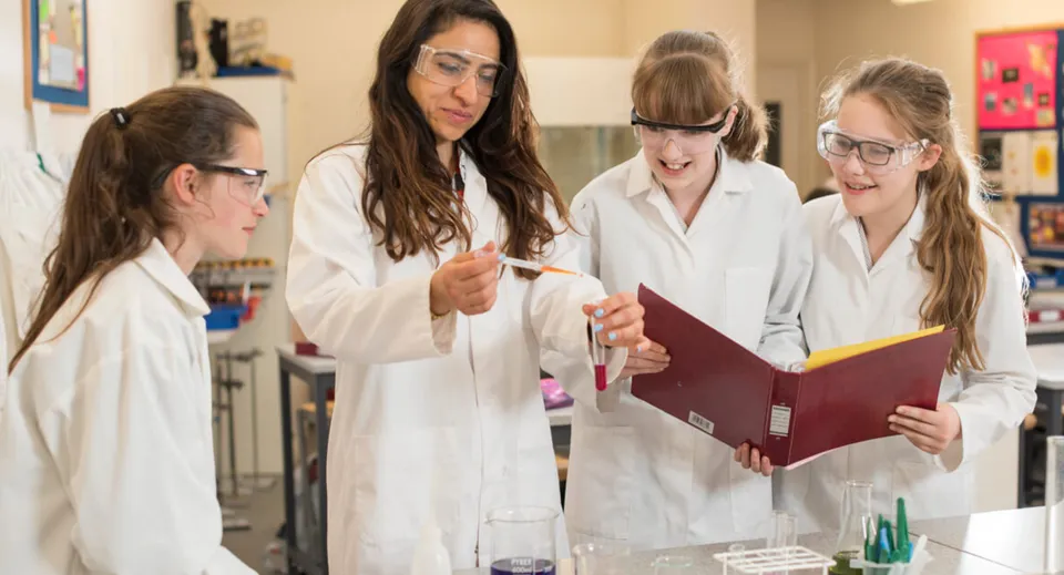 Le studentesse della Castlerea Community School esaminano insieme dei documenti in laboratorio.