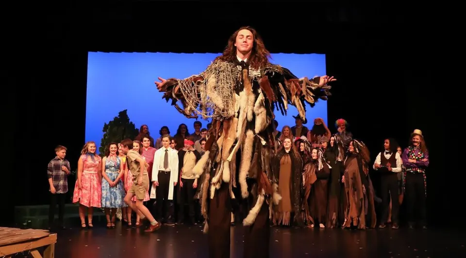 Studenti della École Secondaire Beaumont Composite High School in costume su un palco teatrale.