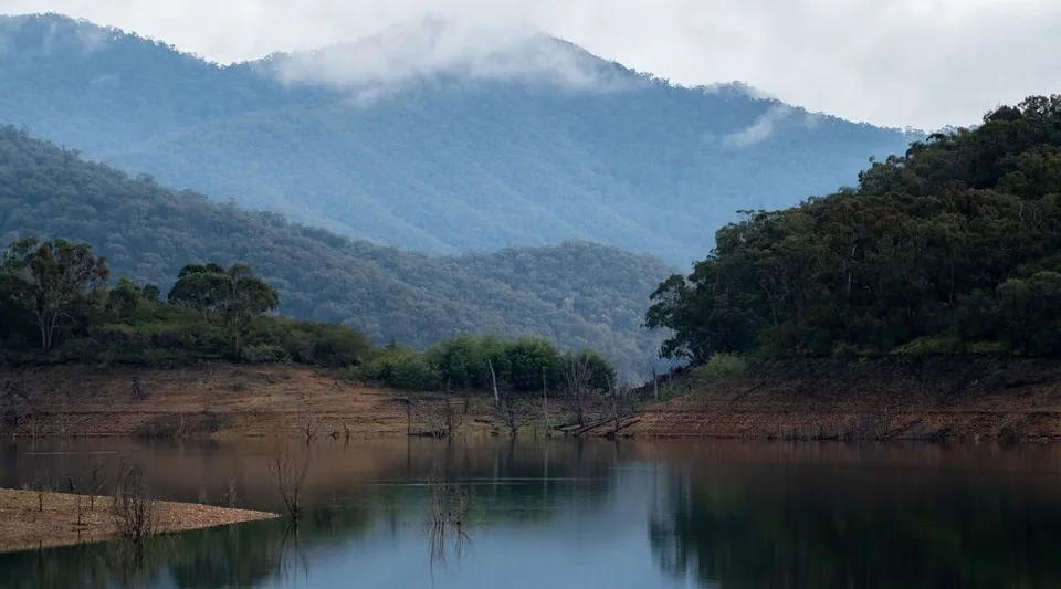 Vista su un lago tranquillo con montagne boscose nella natura vicino alla Rockingham Senior High School.