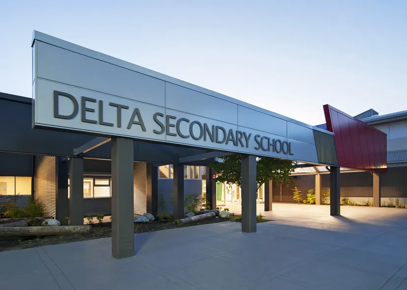 L'edificio della Delta Secondary School si vede dall'esterno con una grande insegna recante il nome della scuola.
