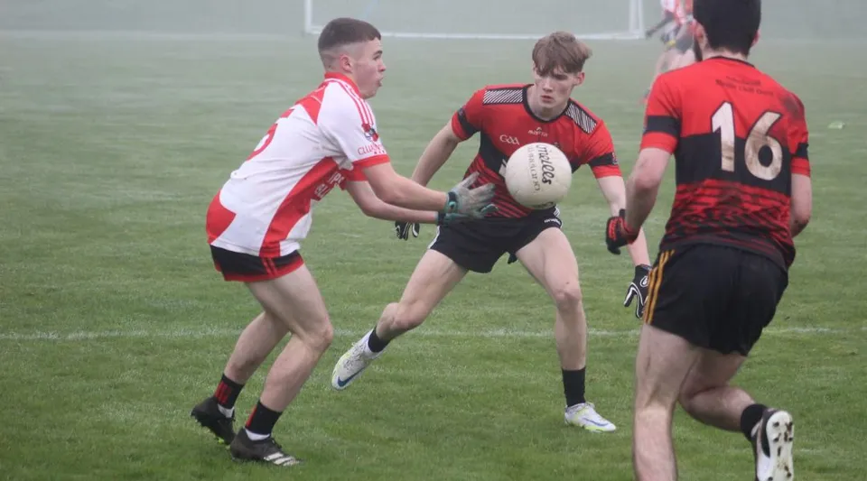 Studenti della St. Paul's Secondary School di Kildare giocano una partita di rugby su un campo erboso.