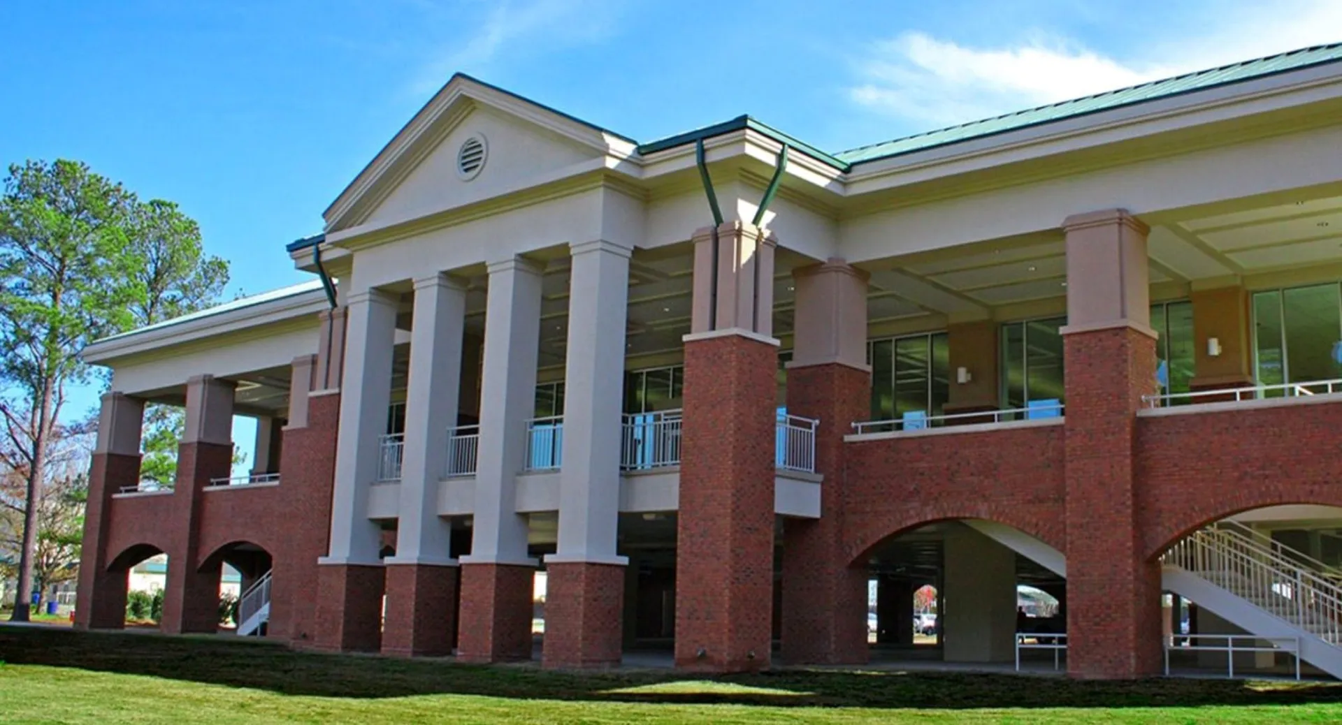 L'edificio in mattoni a più piani con ingresso a colonne e tetto verde si trova nel campus della Heathwood Hall Episcopal School.
