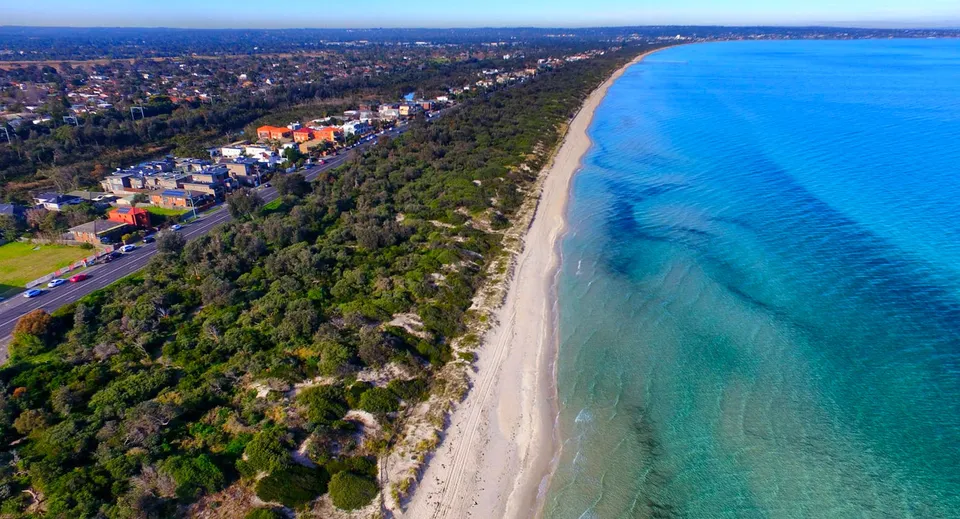Vista aerea della costa con spiaggia e mare vicino al Seaford Secondary College.