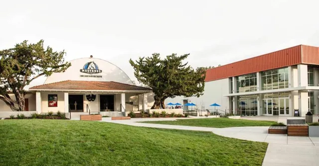 Das Black Box Theatre und ein modernes Gebäude auf dem grünen Campus der Monte Vista Christian School.