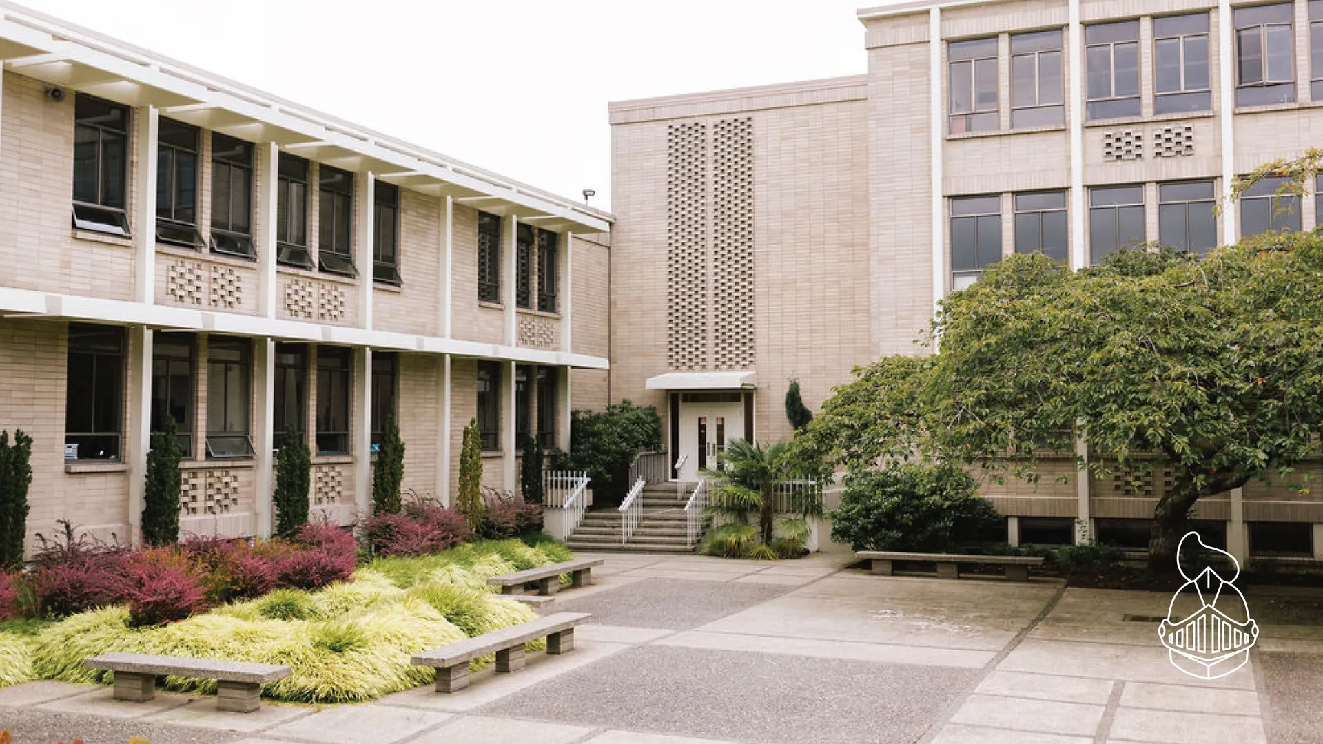 Il curato cortile interno con aree verdi e un vialetto lastricato nel campus della Kennedy Catholic High School.