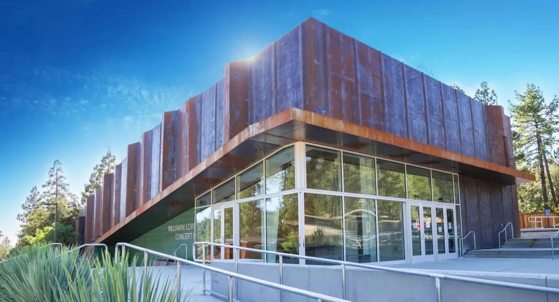 L'edificio moderno della Idyllwild Arts Academy con una facciata in acciaio corten e ampie vetrate.