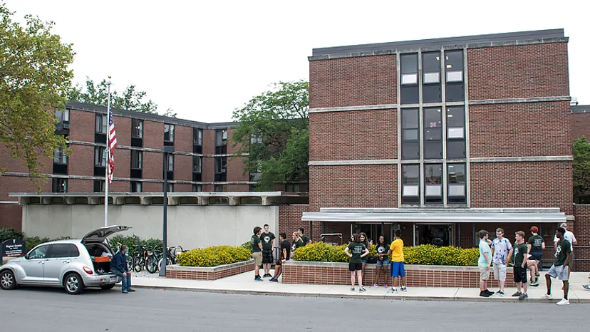 Studenti radunati davanti all'edificio in mattoni della Indiana Academy for Science, Mathematics and Humanities.