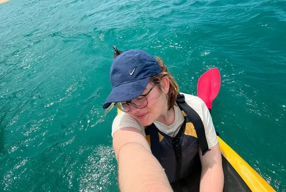 Carla paddelt im Kajak über türkises Wasser in Neuseeland