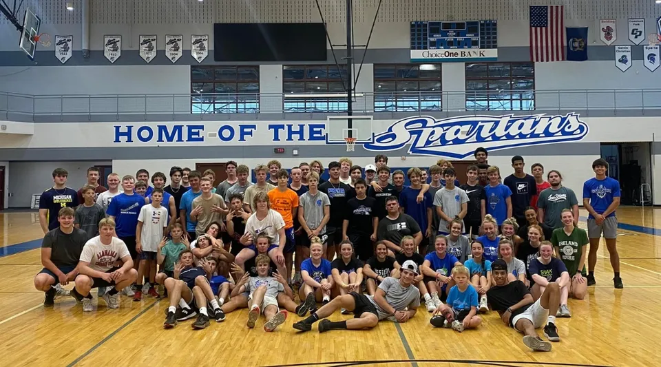 Un gruppo di studenti si raduna sul campo da basket nella palestra della Sparta High School.