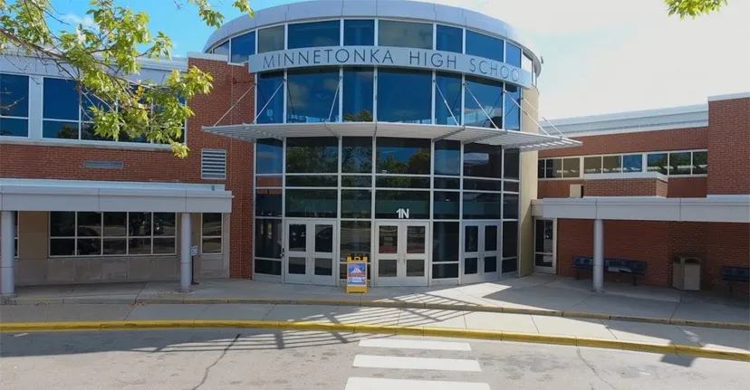 L'ingresso principale in vetro e mattoni dell'edificio della Minnetonka High School.