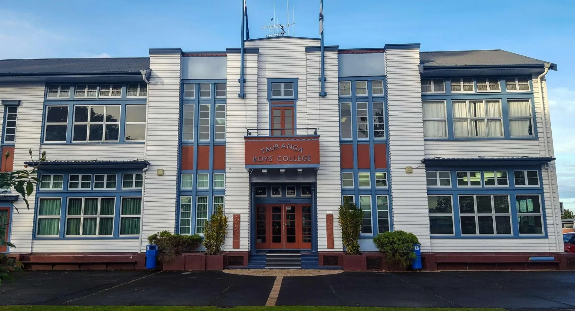 L'edificio a più piani con facciata in stile Art Déco del Tauranga Boy's College è circondato da un'area pavimentata e spazi verdi.