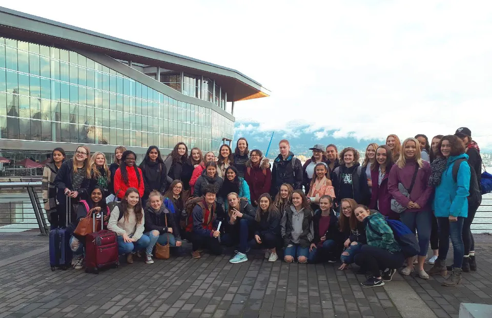 Un gruppo di studentesse davanti al moderno edificio della Nanaimo District Secondary School.