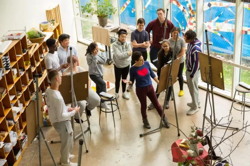 Un grupo de estudiantes se encuentra en un aula en el campus de Choate Rosemary Hall.