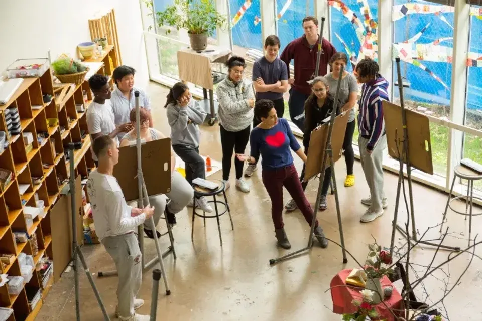 Un gruppo di studentesse e studenti si trova in un'aula sul campus della Choate Rosemary Hall.