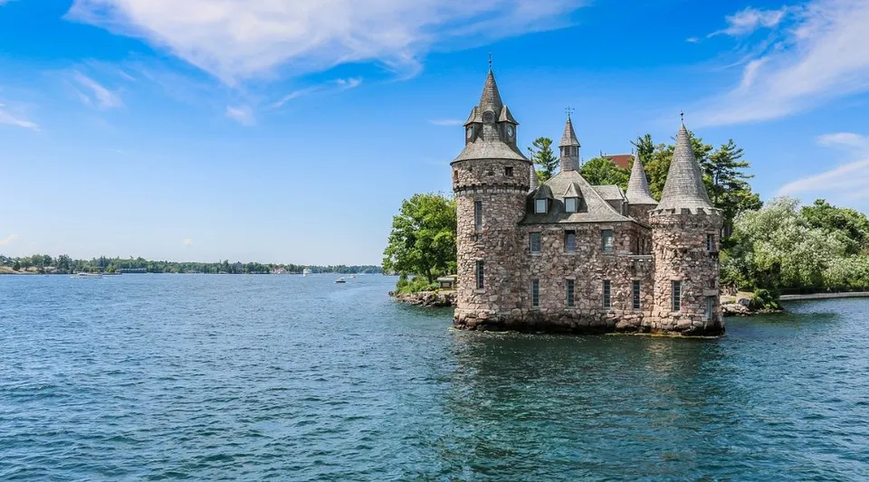 Un pittoresco castello di pietra con torri su una piccola isola nel lago vicino alla Bracebridge and Muskoka Lakes Secondary School.