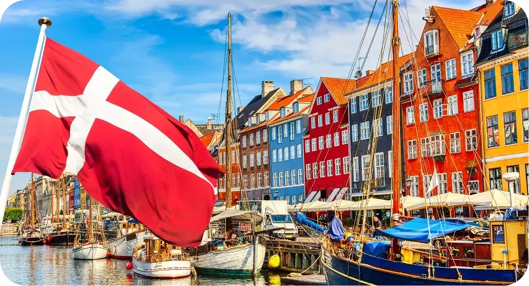 Vorschaubild zum Film über Dänemark: dänische Flagge vor den bunten Häusern am Nyhavn
