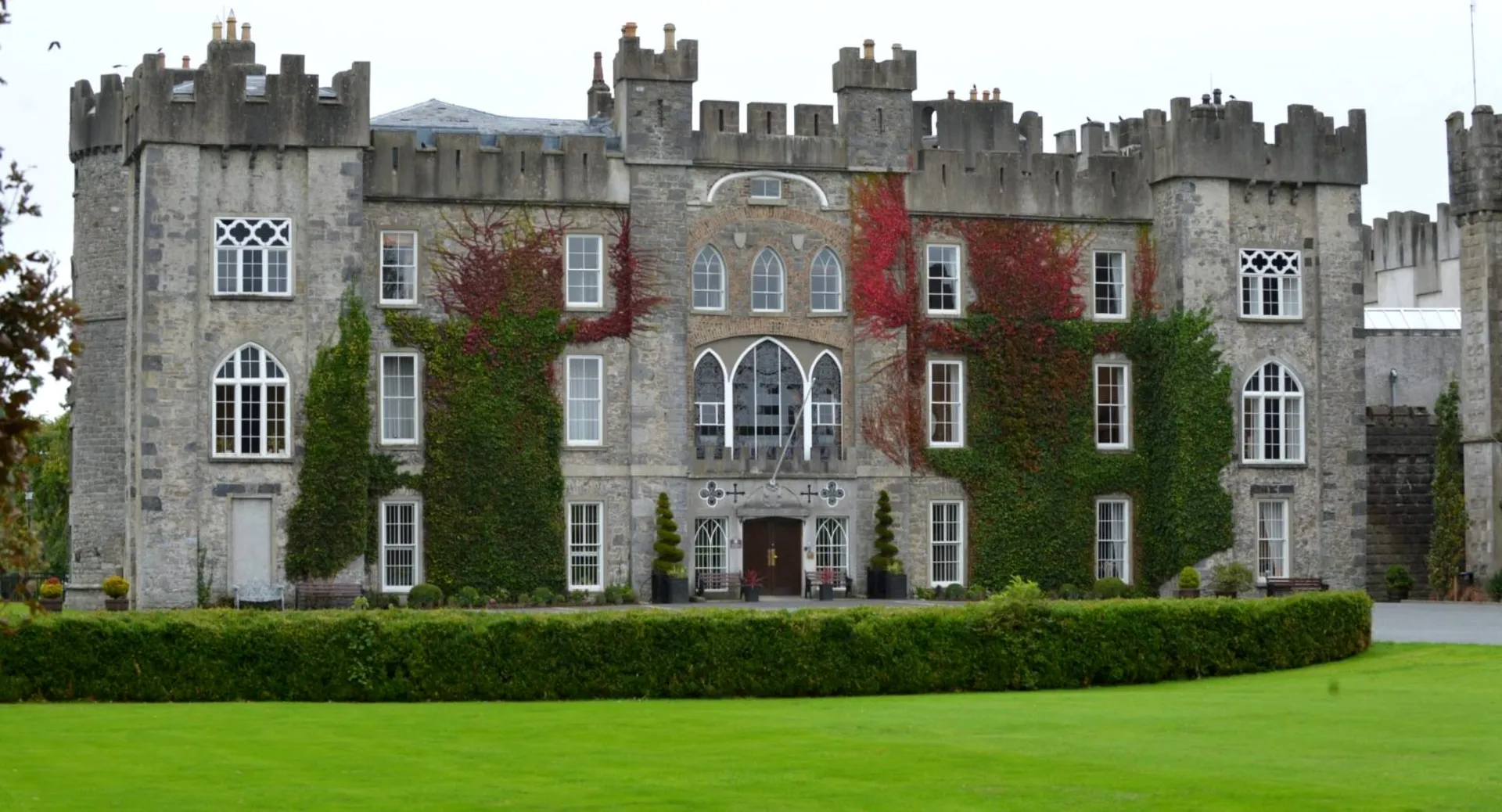 Il castello dall'aspetto medievale nel campus del Clongowes Wood College è circondato da una natura lussureggiante e da un prato ben curato.