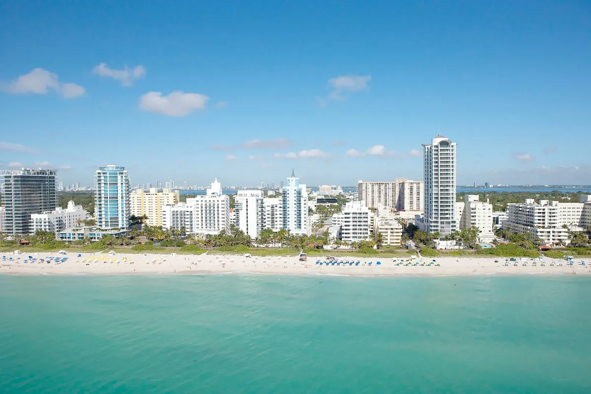 Mare e spiaggia di Miami e skyline e palazzi all'orizzonte.