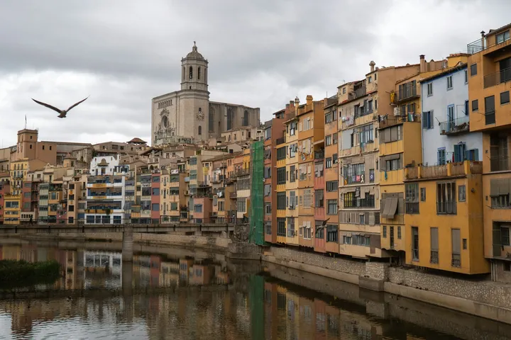 Die bunten Häuser am Fluss Onyar in Girona