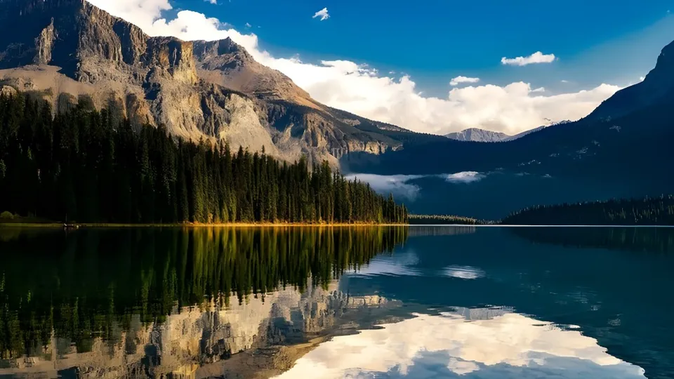 Un tranquillo lago alpino con montagne innevate si specchia nelle acque calme vicino al Collège Sacré-Coeur.