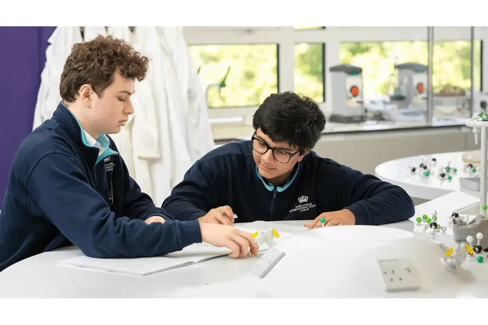 Due studenti della Nord Anglia International School Dublin lavorano in laboratorio a un tavolo con modelli molecolari.