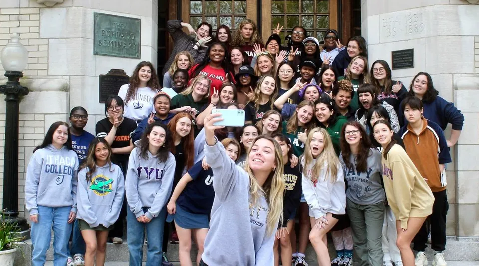 Un gruppo di studentesse posa per una foto di gruppo davanti a un edificio in mattoni nel campus della Buffalo Seminary.