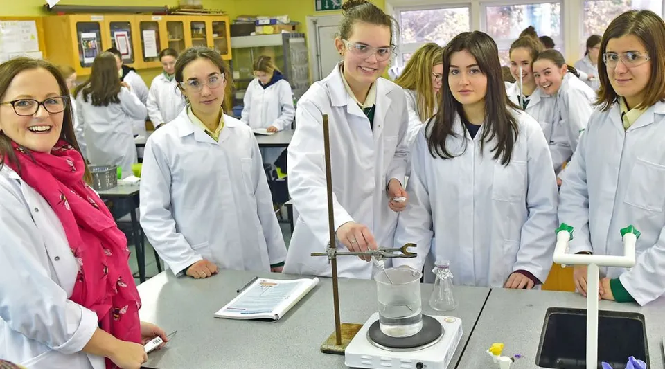Studenti della Sacred Heart School conducono un'indagine scientifica in laboratorio.