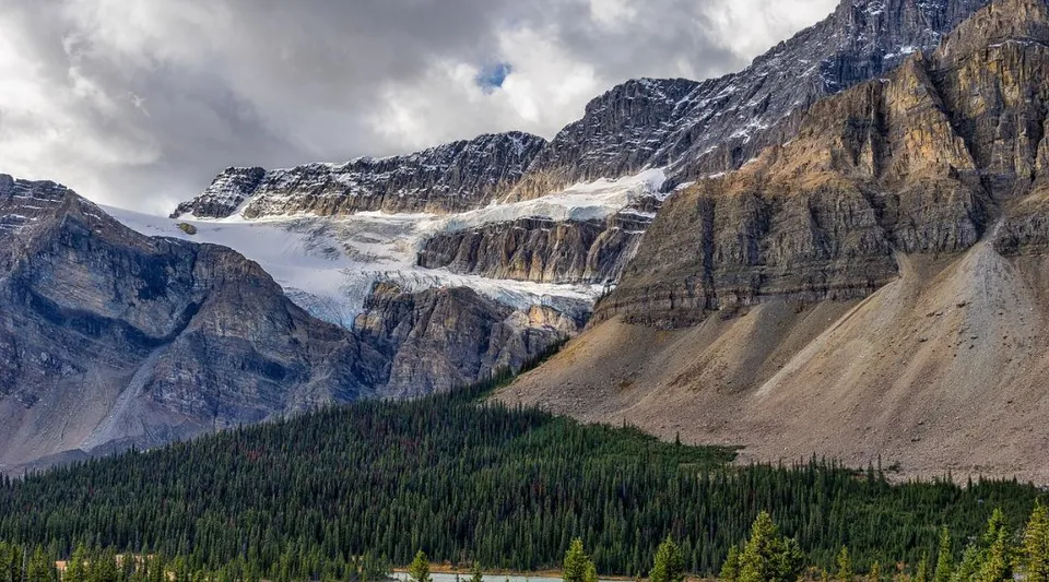 Montagne innevate e pendii boscosi sono visibili nel paesaggio davanti alla Viking School.