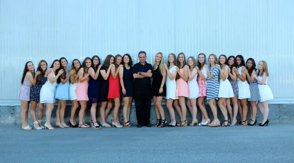 Un gruppo di studentesse della FJ Brennan Catholic High School sta davanti a uno sfondo blu a tinta unita.