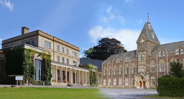 L'edificio storico con un'alta guglia nel campus del King's College è circondato da alberi verdi.