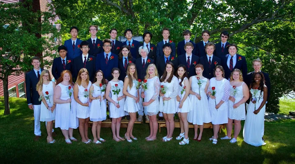 Un gruppo di studenti della Dublin School in piedi insieme in uno spazio verde all'aperto.